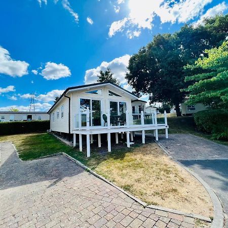 Waterfall Retreat Poole Bagian luar foto