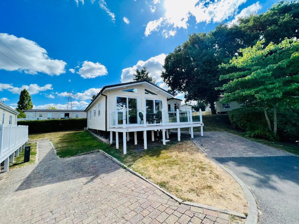 Waterfall Retreat Poole Bagian luar foto