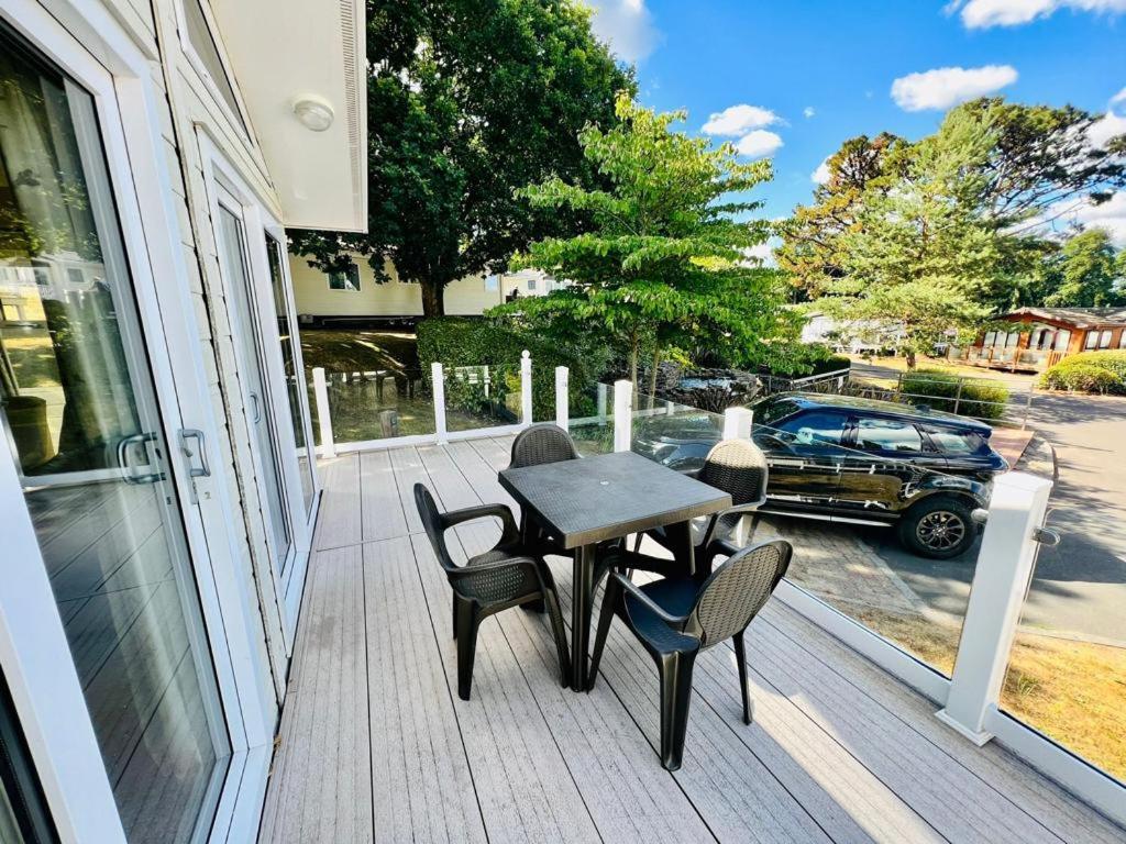 Waterfall Retreat Poole Bagian luar foto