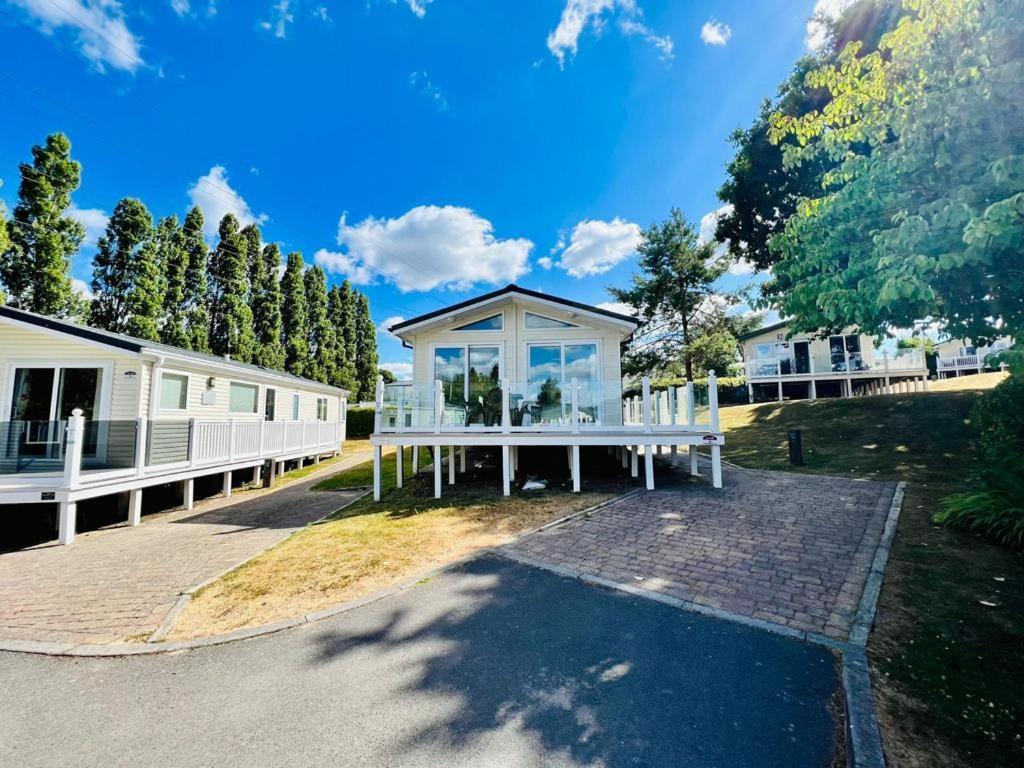 Waterfall Retreat Poole Bagian luar foto